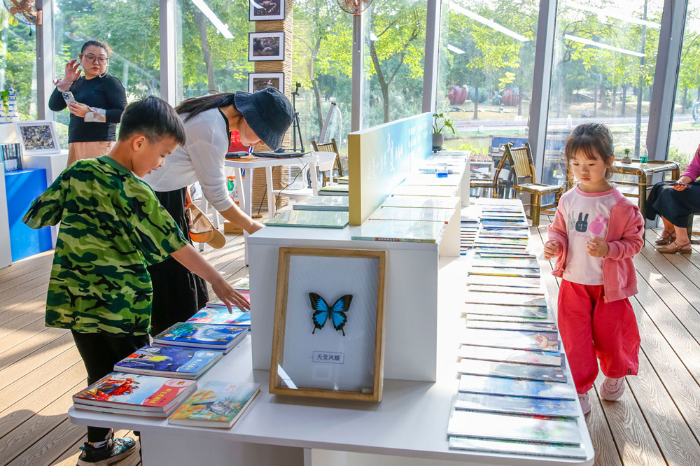 新華·悅讀驛站紅光湖生態主題店