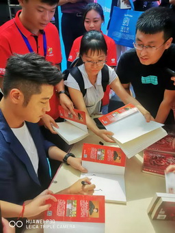 海峽社在書博會上舉辦圖書分享會