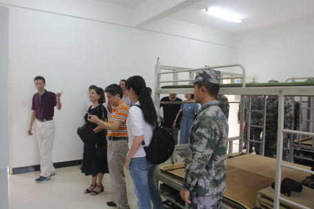 福建彩印公司到部隊慰問官兵，開展軍民共建活動