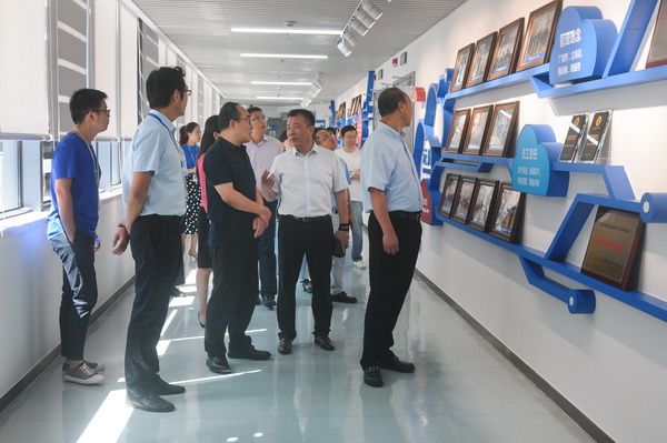 中宣部出版局郭義強(qiáng)局長一行蒞臨福州濱海新城商務(wù)印書館閱讀體驗(yàn)中心調(diào)研