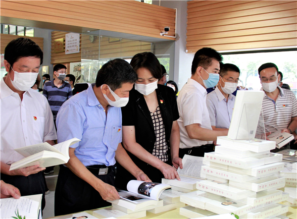 《習近平談治國理政》第三卷中英文版在我省發行 首批已在新華書店上架