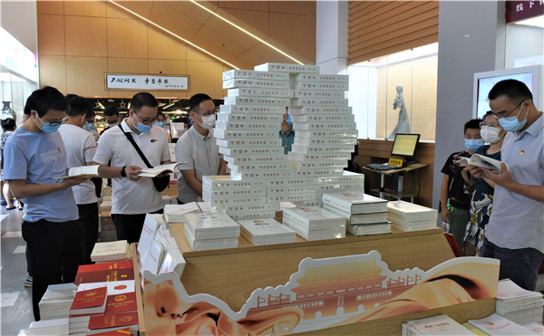 《習近平談治國理政》第三卷中英文版在我省發行 首批已在新華書店上架