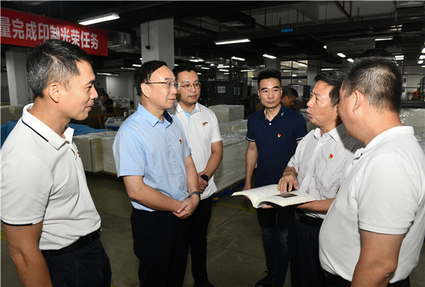 集團領導調研指導《習近平在福州》印制工作