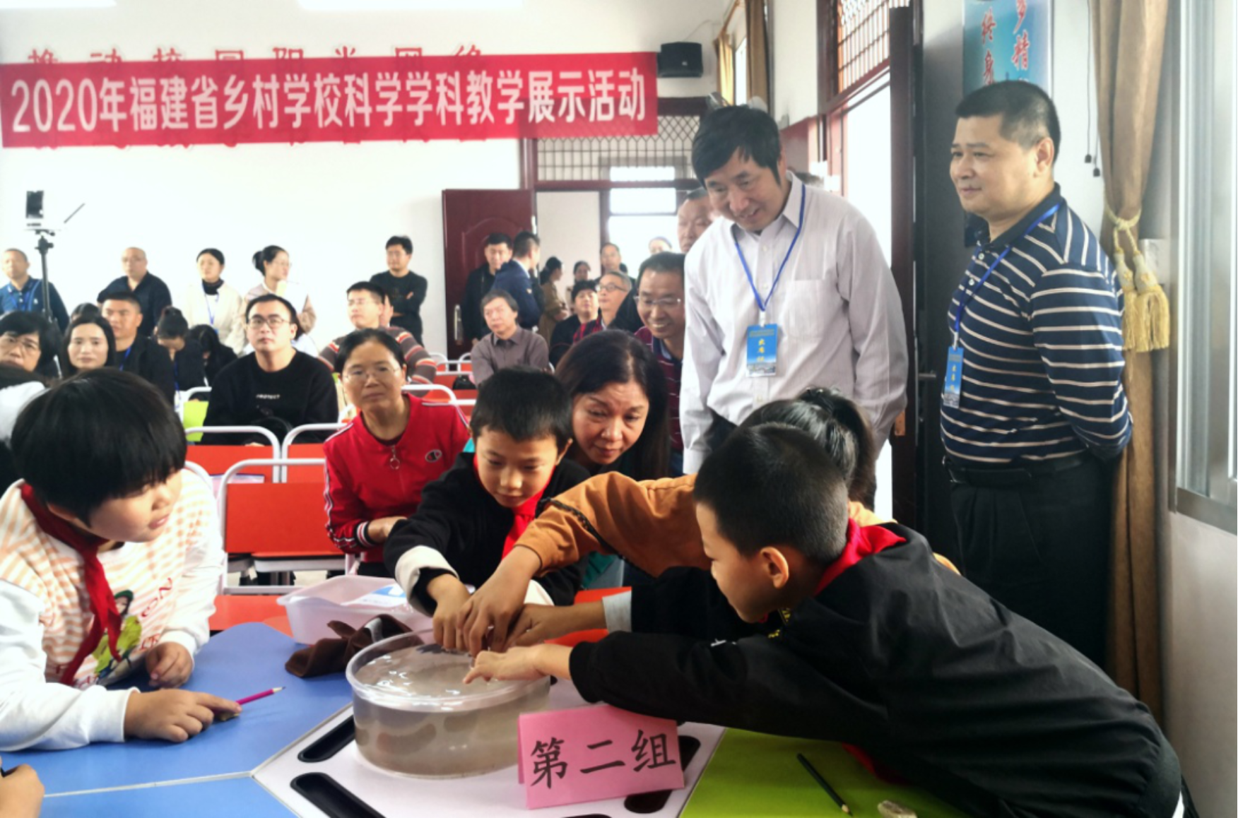 省教育廳黨組成員、副廳長李迅與孩子們一起學科學