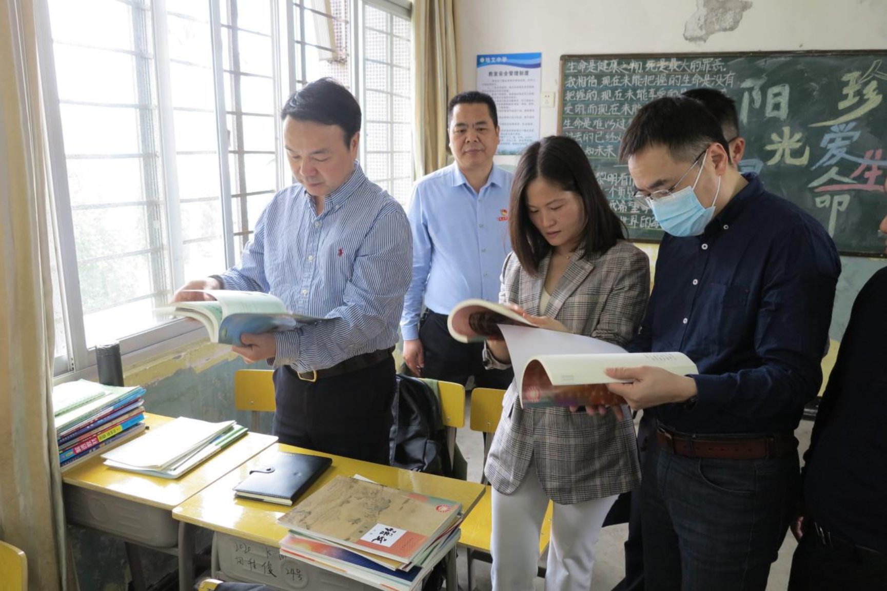 3.省委宣傳部印刷發行處處長陳明森入班抽檢國家統編三科教材