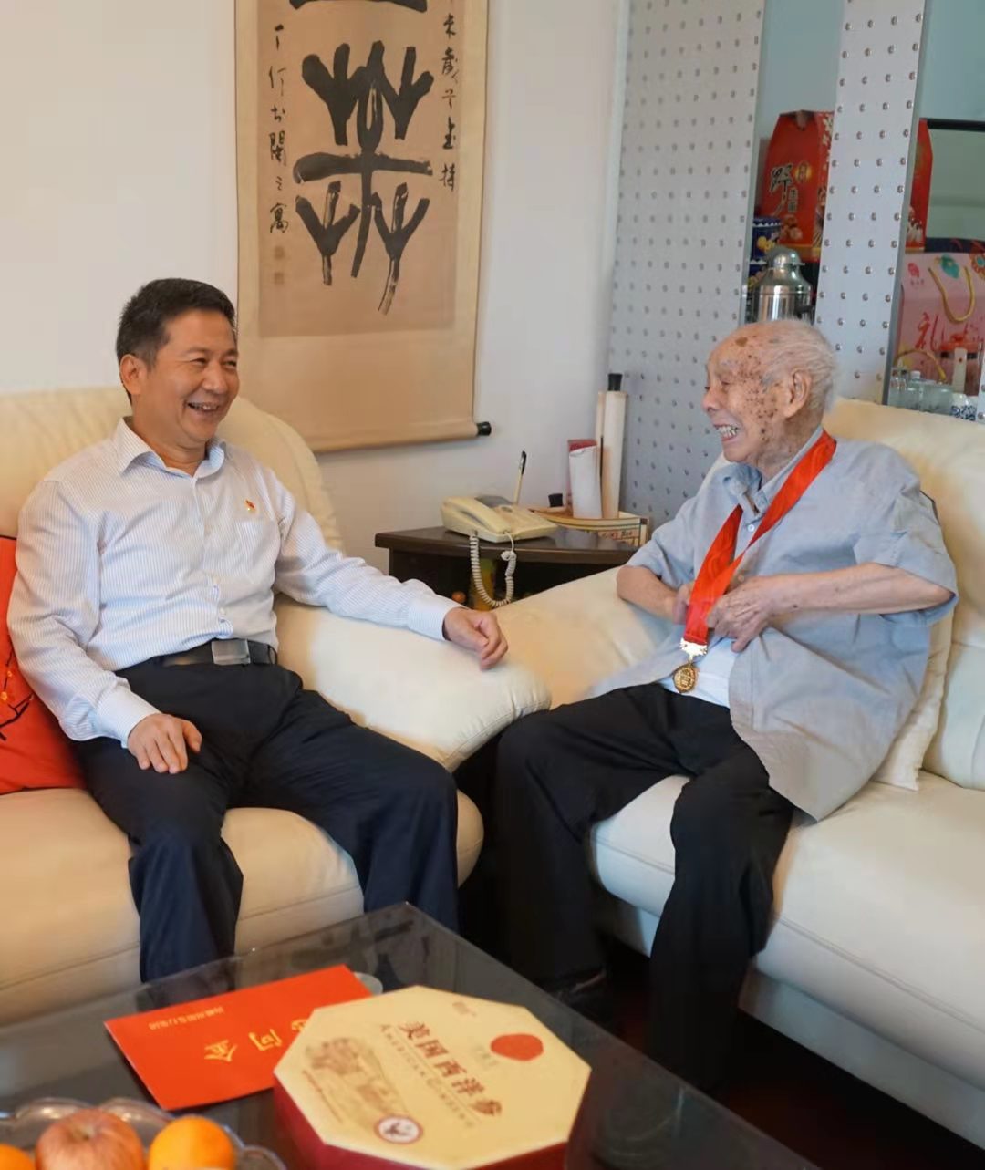 海峽出版發(fā)行集團領導看望慰問老黨員代表并頒發(fā)“光榮在黨50年”紀念章