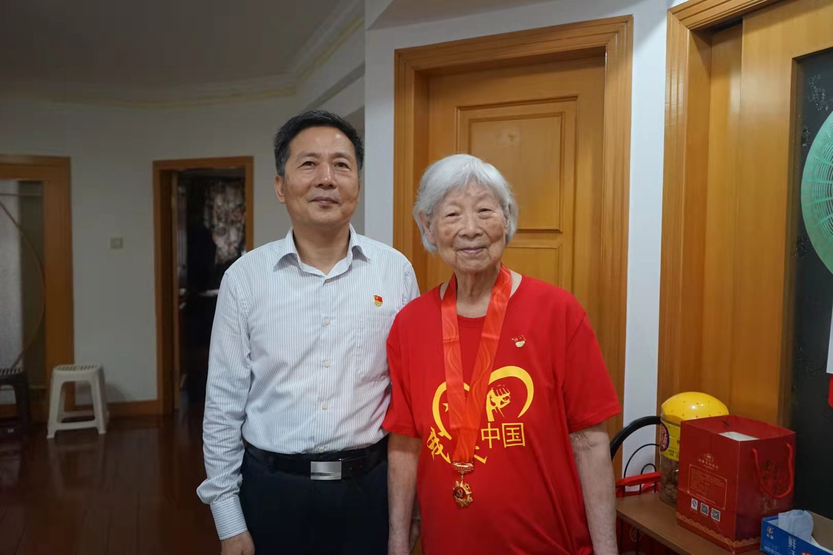 海峽出版發(fā)行集團領導看望慰問老黨員代表并頒發(fā)“光榮在黨50年”紀念章