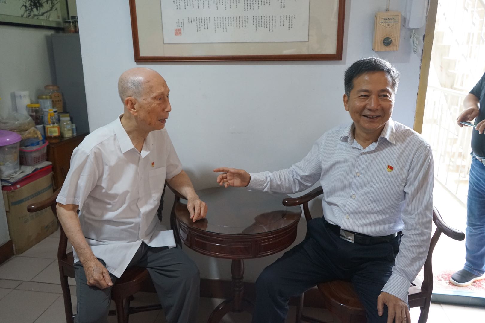 海峽出版發(fā)行集團領導看望慰問老黨員代表并頒發(fā)“光榮在黨50年”紀念章