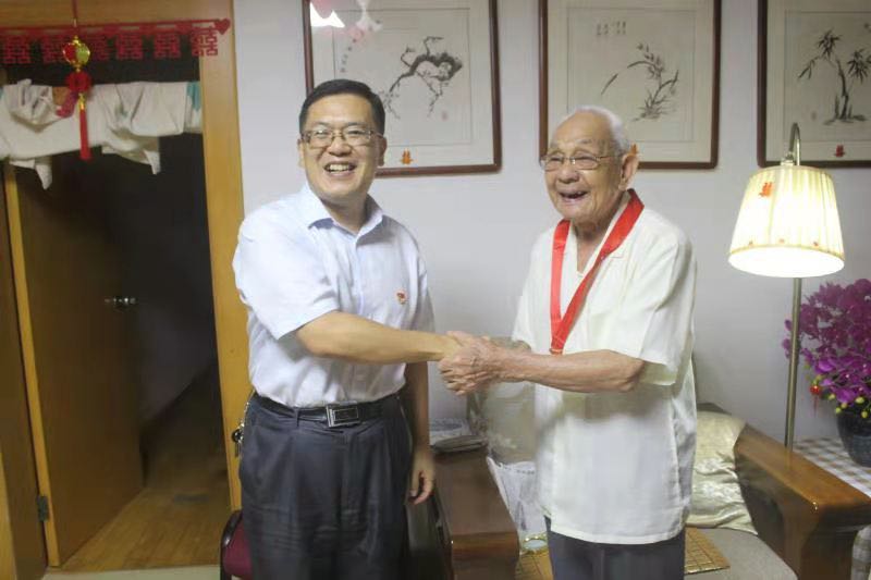 海峽出版發(fā)行集團領導看望慰問老黨員代表并頒發(fā)“光榮在黨50年”紀念章