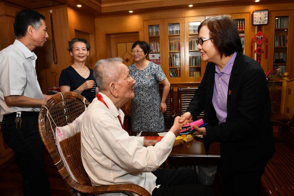 海峽出版發(fā)行集團領導看望慰問老黨員代表并頒發(fā)“光榮在黨50年”紀念章