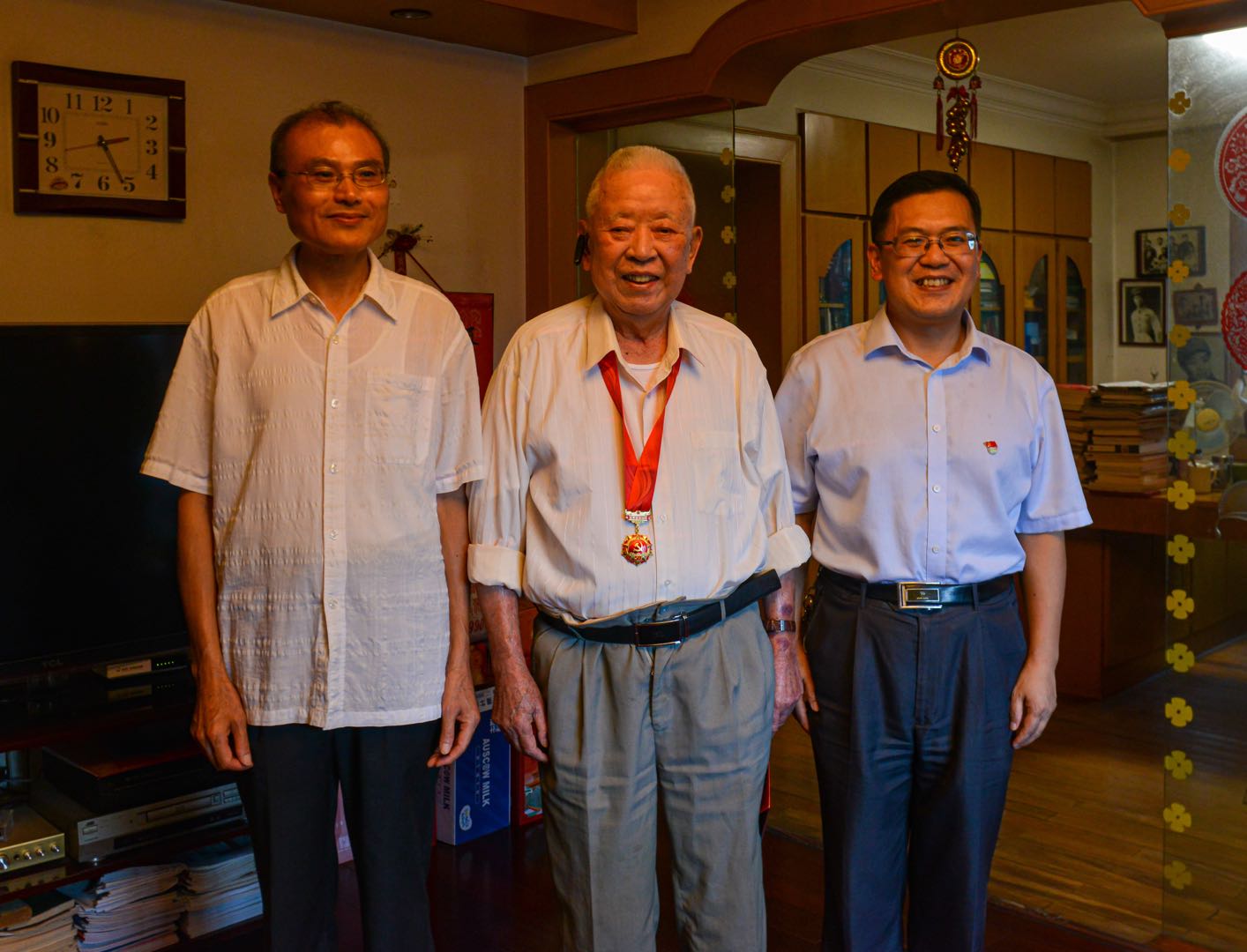 海峽出版發(fā)行集團領導看望慰問老黨員代表并頒發(fā)“光榮在黨50年”紀念章