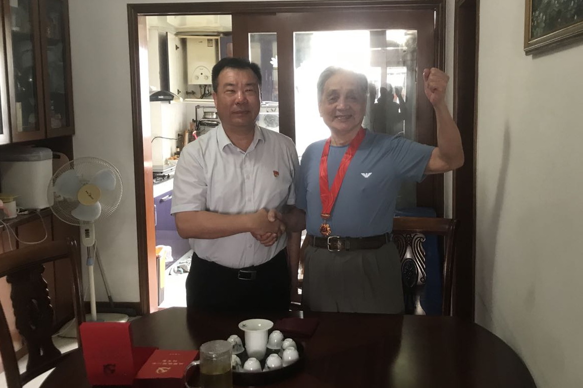 海峽出版發(fā)行集團領導看望慰問老黨員代表并頒發(fā)“光榮在黨50年”紀念章