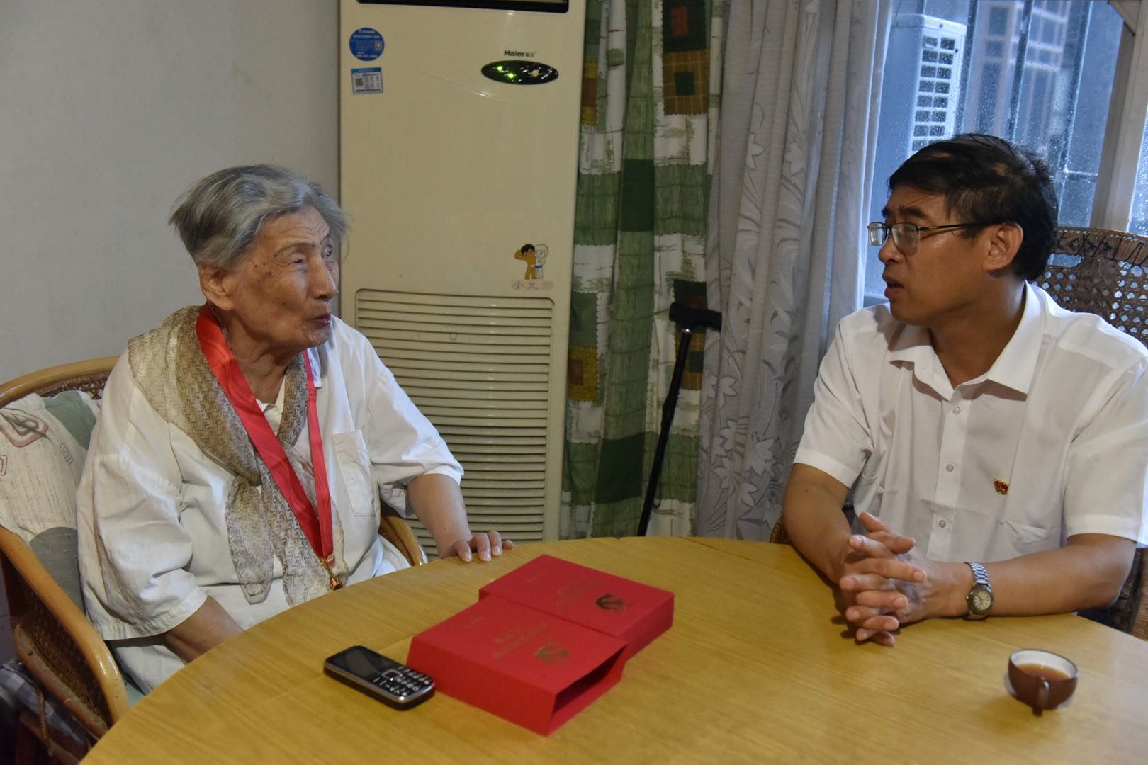 海峽出版發(fā)行集團領導看望慰問老黨員代表并頒發(fā)“光榮在黨50年”紀念章