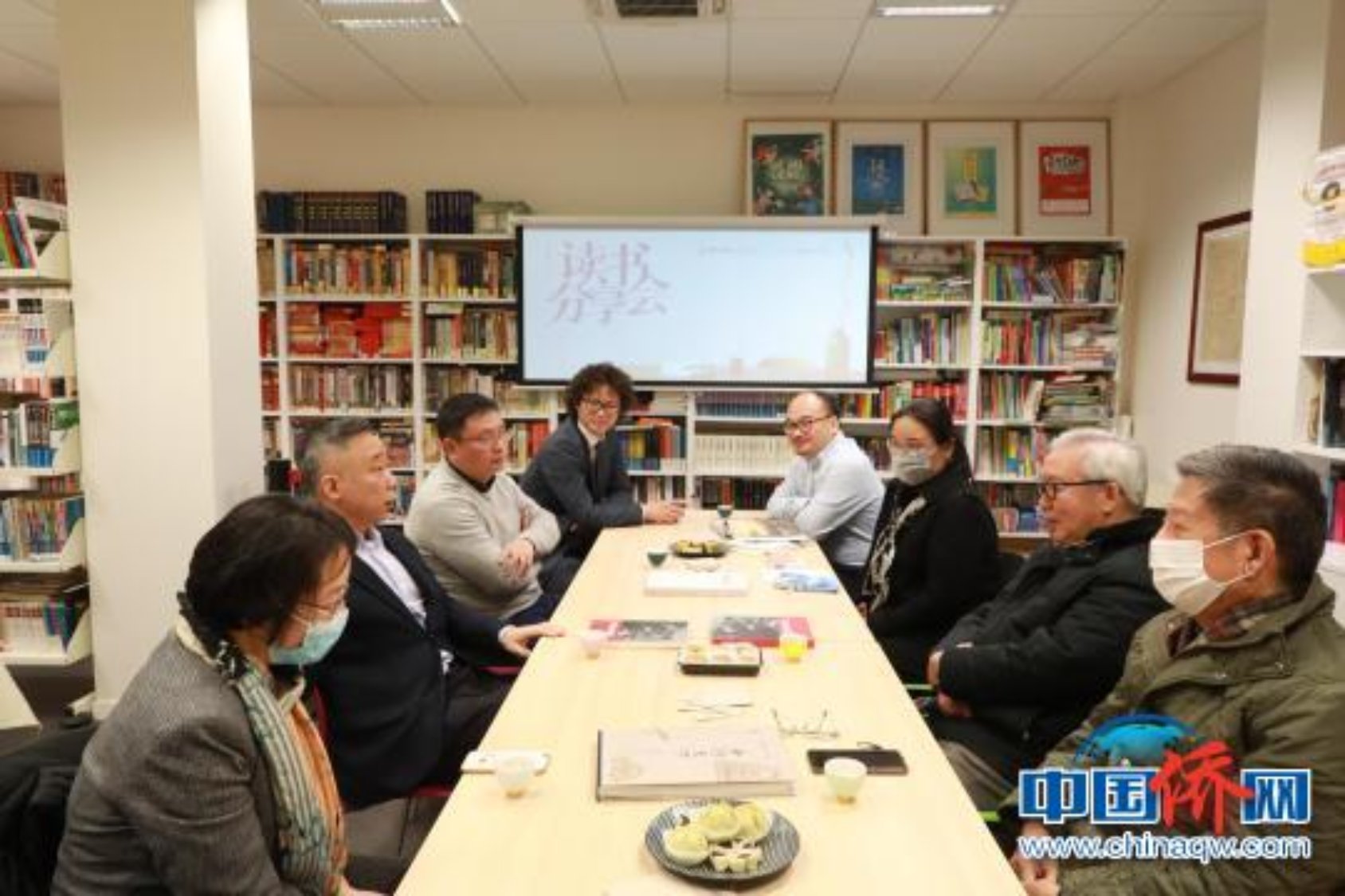 “福建圖書角”讀書分享會上，法國作家協會成員與福建在法國的僑領一起交流讀書感想。　歐文 攝 攝
